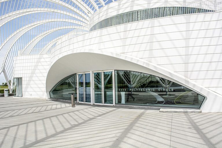 Universitas Toronto merupakan salah satu universitas terkemuka di Kanada yang terkenal dengan reputasi akademiknya yang sangat baik. Universitas ini menawarkan berbagai program pendidikan tinggi yang berkualitas dan beragam, mulai dari program sarjana hingga program doktoral.